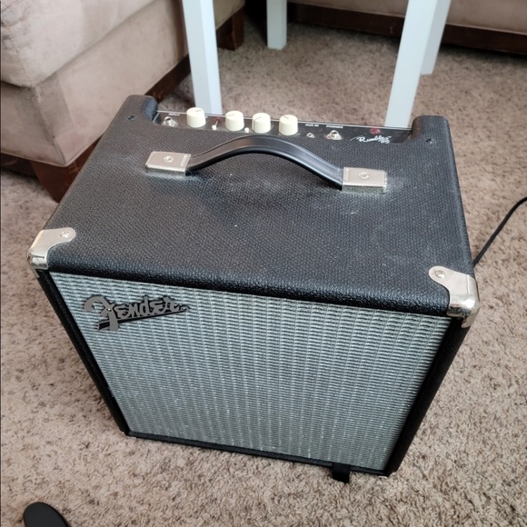 Jackson 4 string electric bass, with rumble 25 amp. - Picture 1 of 3